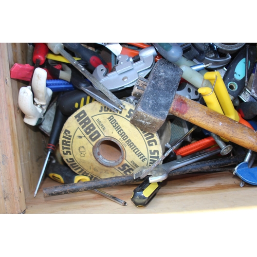 454 - VINTAGE WOODEN TOOL BOX AND TOOLS 
77 X 39 X 40CM