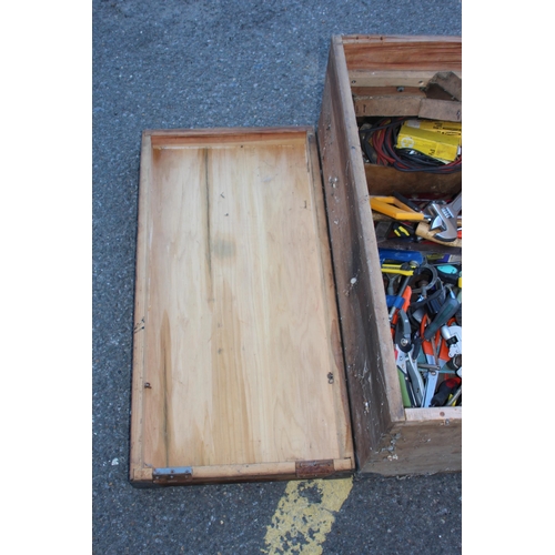 454 - VINTAGE WOODEN TOOL BOX AND TOOLS 
77 X 39 X 40CM