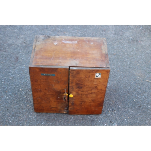 465 - SMALL VINTAGE TOOL CHEST AND CONTENTS AND WOODEN TOOL BOX
38 X 25 X 36CM