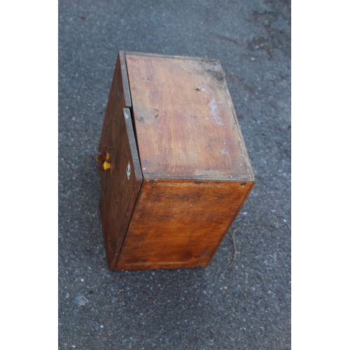 465 - SMALL VINTAGE TOOL CHEST AND CONTENTS AND WOODEN TOOL BOX
38 X 25 X 36CM