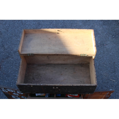 465 - SMALL VINTAGE TOOL CHEST AND CONTENTS AND WOODEN TOOL BOX
38 X 25 X 36CM