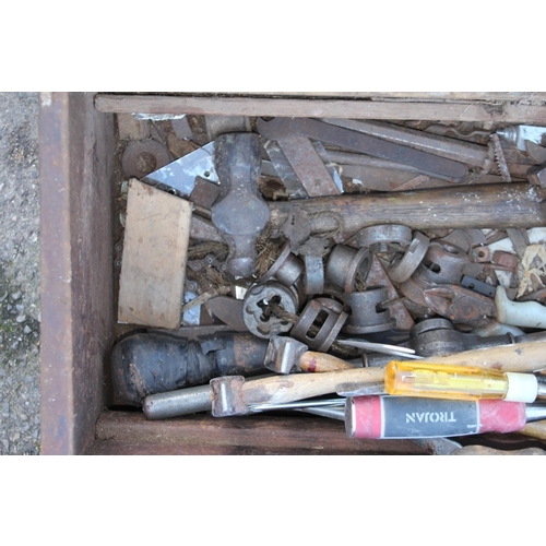 455 - VINTAGE WOODEN TOOL BOX AND TOOLS 
63 X 31 X 27CM