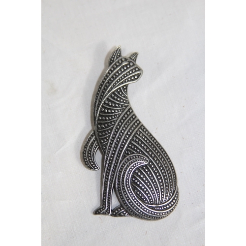 863 - 4 X MODERN BROOCHES OF ANIMALS