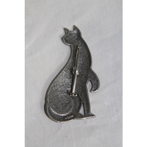 863 - 4 X MODERN BROOCHES OF ANIMALS