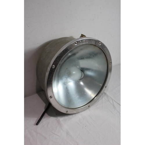 187 - LARGE ALUMINIUM SHIPS LAMP
37 X 18CM