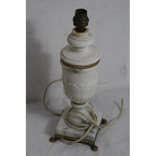 189 - UNUSUAL WALL LIGHT AND VINTAGE LAMP
31CM