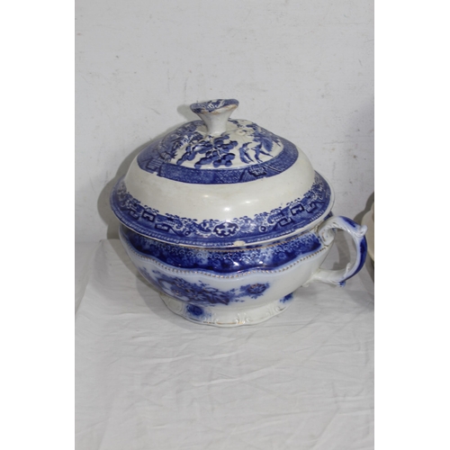 264 - QUANTITY OF ANTIQUE BLUE AND WHITE CHINA ETC