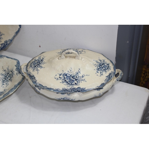 265 - QUANTITY OF ANTIQUE BLUE AND WHITE CHINA ETC