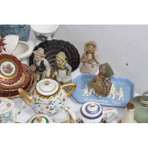 269 - LARGE QUANTITY OF MINIATURE AND SMALL CHINA ITEMS