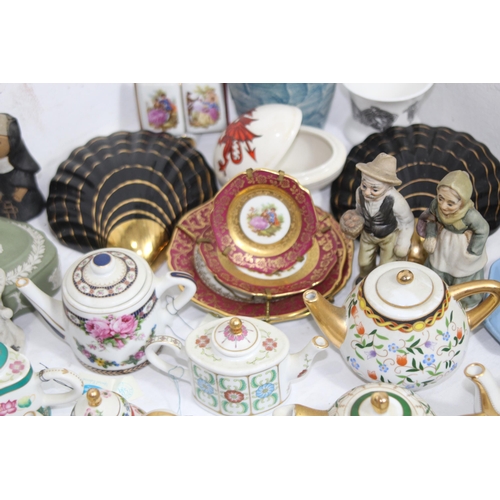 269 - LARGE QUANTITY OF MINIATURE AND SMALL CHINA ITEMS