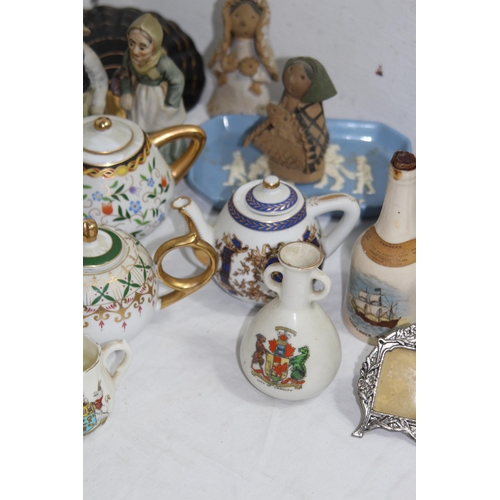 269 - LARGE QUANTITY OF MINIATURE AND SMALL CHINA ITEMS