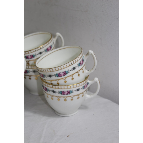 271 - VINTAGE TEA SET