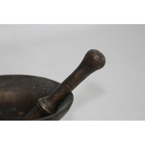 476 - ORIENTAL PESTLE AND MORTOR
12 X 9CM