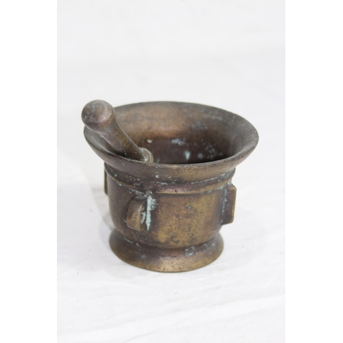 476 - ORIENTAL PESTLE AND MORTOR
12 X 9CM