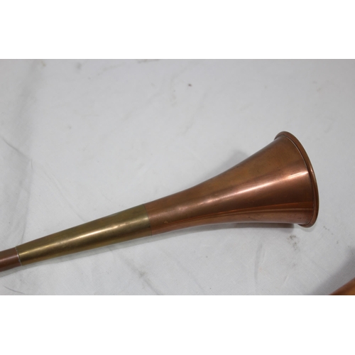 484 - 2 X VINTAGE HUNTING HORNS
86CM