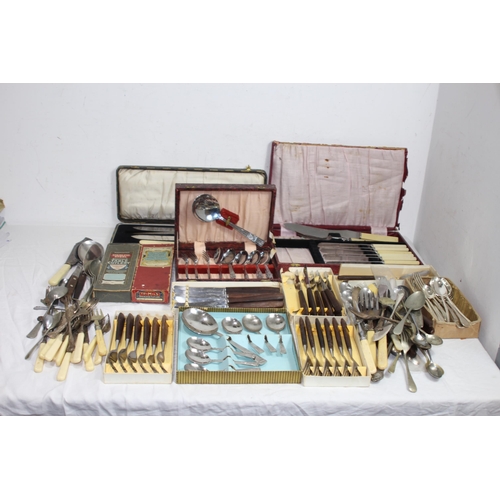 488 - LARGE QUANTITY OF BOXED AND UNBOXED VINTAGE CUTLERY