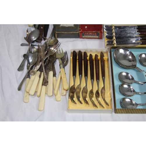 488 - LARGE QUANTITY OF BOXED AND UNBOXED VINTAGE CUTLERY