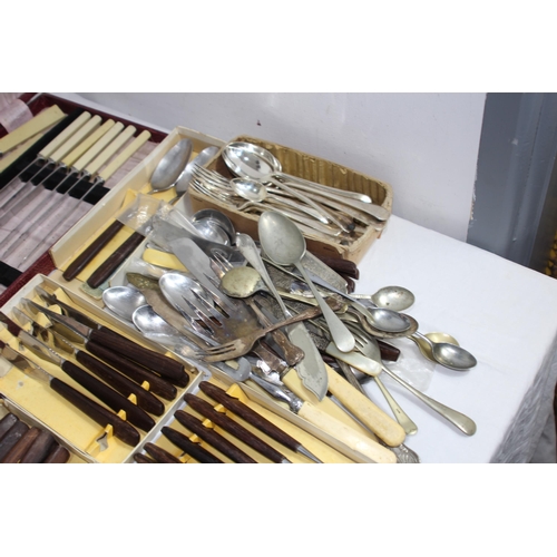 488 - LARGE QUANTITY OF BOXED AND UNBOXED VINTAGE CUTLERY