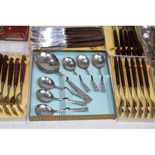 488 - LARGE QUANTITY OF BOXED AND UNBOXED VINTAGE CUTLERY