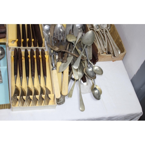 488 - LARGE QUANTITY OF BOXED AND UNBOXED VINTAGE CUTLERY