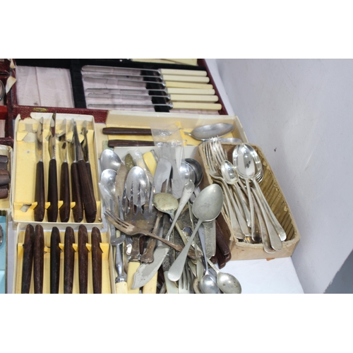 488 - LARGE QUANTITY OF BOXED AND UNBOXED VINTAGE CUTLERY