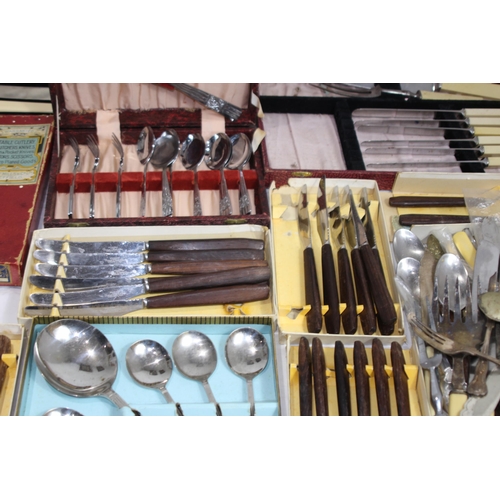 488 - LARGE QUANTITY OF BOXED AND UNBOXED VINTAGE CUTLERY