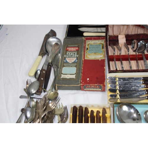 488 - LARGE QUANTITY OF BOXED AND UNBOXED VINTAGE CUTLERY