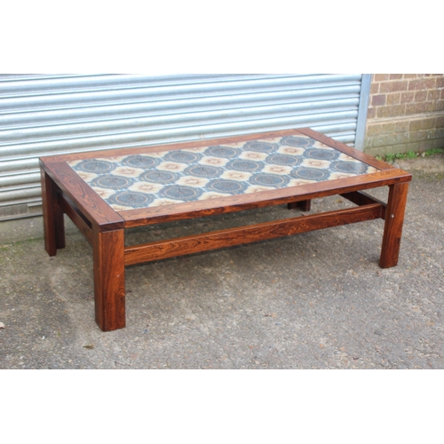 84 - LARGE RETRO TILED TOPPED COFFEE TABLE 
140 X 80 X 45CM