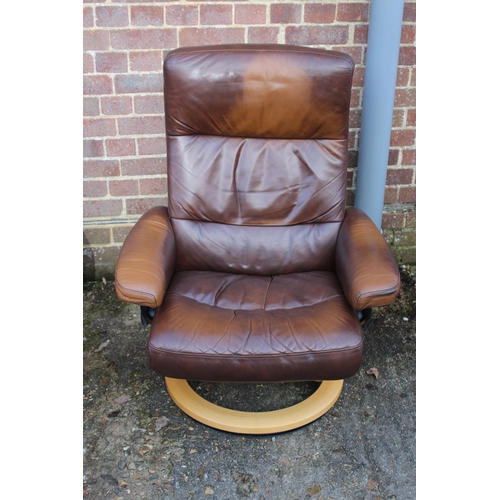 37 - PAIR OF BROWN LEATHER STRESSLESS CHAIRS AND FOOTSTOOL
60 X 75 X 100CM