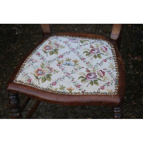 49 - EDWARDIAN WIND-OUT TABLE WITH TWO LEAVES AND WINDER AND FOUR CHAIRS 
100 X 100 X 70CM