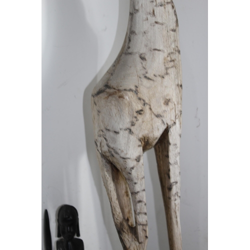 293 - LARGE CARVED WOODEN GIRAFFE AND A SELECTION OF AFRICAN WOODEN PIECES
106CM