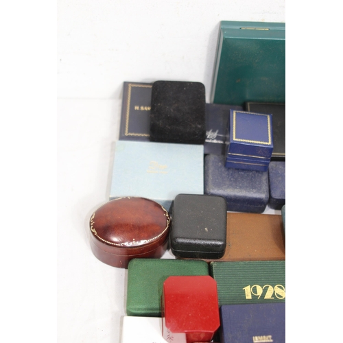 374 - LARGE QUANTITY OF MIXED JEWELLERY GIFT BOXES IN VARIED MATERIAL