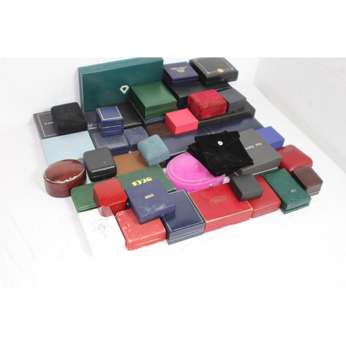 374 - LARGE QUANTITY OF MIXED JEWELLERY GIFT BOXES IN VARIED MATERIAL