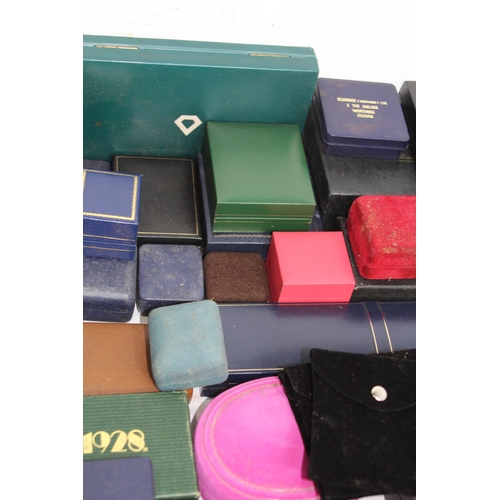 374 - LARGE QUANTITY OF MIXED JEWELLERY GIFT BOXES IN VARIED MATERIAL