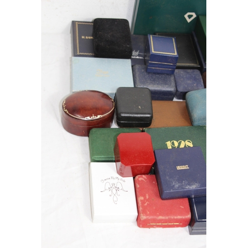 374 - LARGE QUANTITY OF MIXED JEWELLERY GIFT BOXES IN VARIED MATERIAL