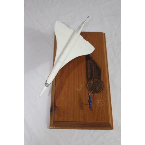 481 - CONCORDE MODEL AND 2 X PICTURES 
65 X 55CM