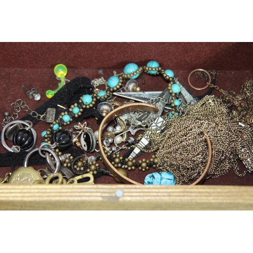 507 - QUANTITY OF COSTUME JEWELLERY ETC