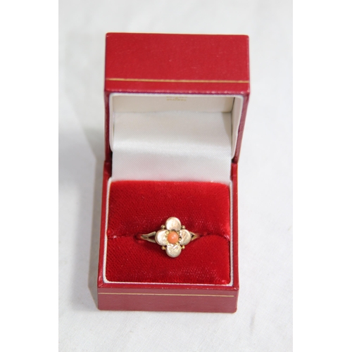 1154 - 9CT GOLD CORAL SET QUARTER FOIL RING - 3.0G - SIZE Q