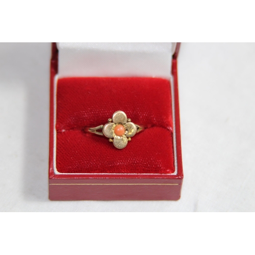 1154 - 9CT GOLD CORAL SET QUARTER FOIL RING - 3.0G - SIZE Q