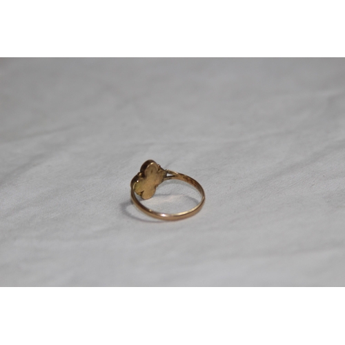 1154 - 9CT GOLD CORAL SET QUARTER FOIL RING - 3.0G - SIZE Q