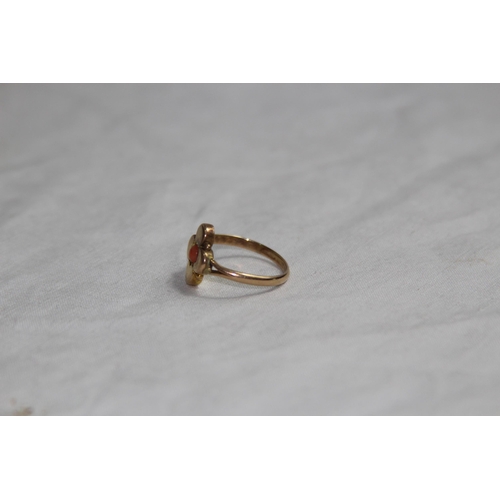 1154 - 9CT GOLD CORAL SET QUARTER FOIL RING - 3.0G - SIZE Q