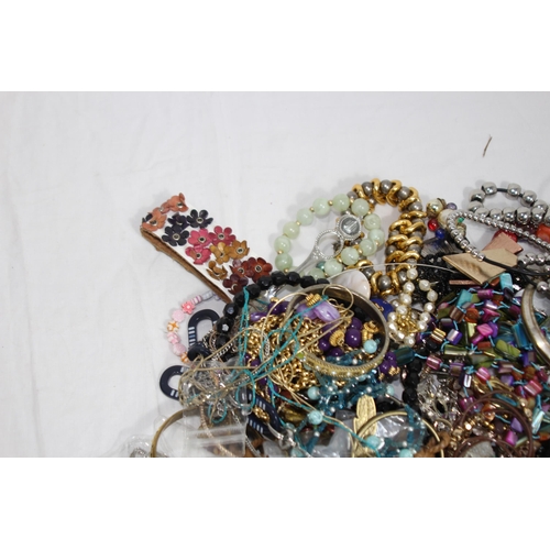 527 - QUANTITY OF COSTUME JEWELLERY