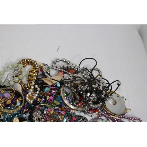 527 - QUANTITY OF COSTUME JEWELLERY