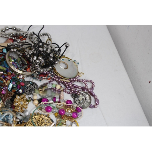 527 - QUANTITY OF COSTUME JEWELLERY