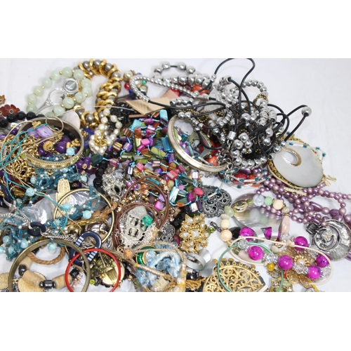 527 - QUANTITY OF COSTUME JEWELLERY