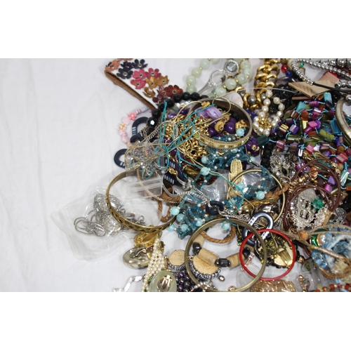 527 - QUANTITY OF COSTUME JEWELLERY