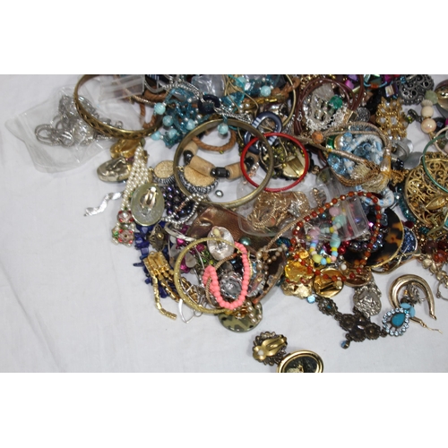 527 - QUANTITY OF COSTUME JEWELLERY