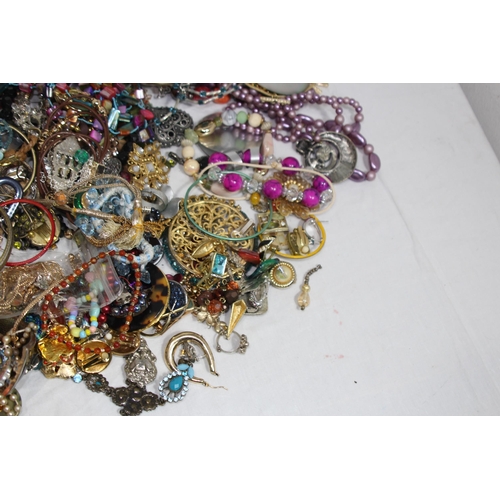 527 - QUANTITY OF COSTUME JEWELLERY