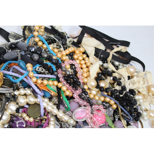 528 - QUANTITY OF COSTUME JEWELLERY