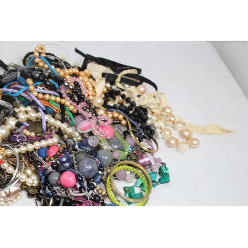 528 - QUANTITY OF COSTUME JEWELLERY